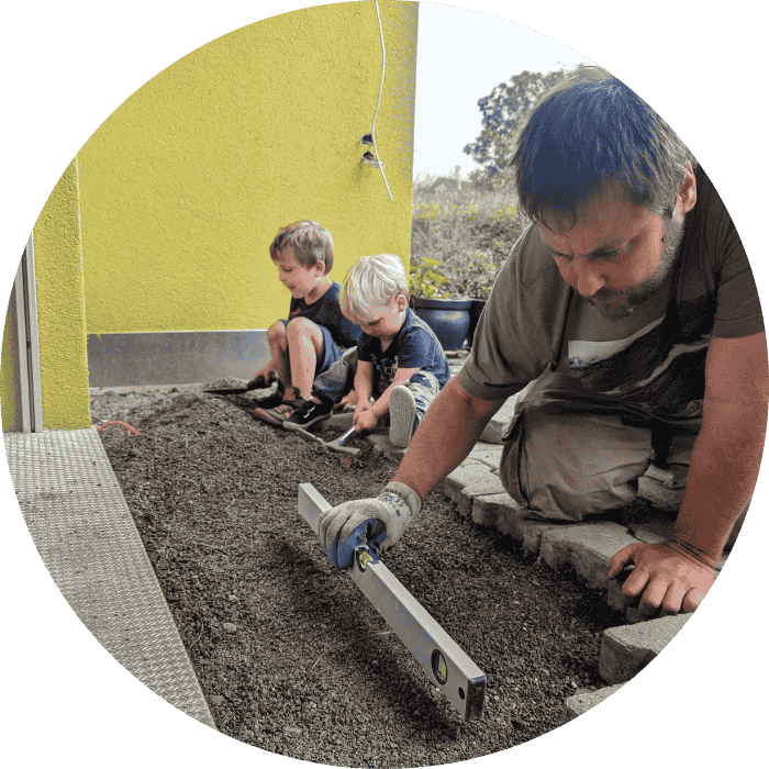 Christoph Meier baut an seinem Haus mit den Kindern